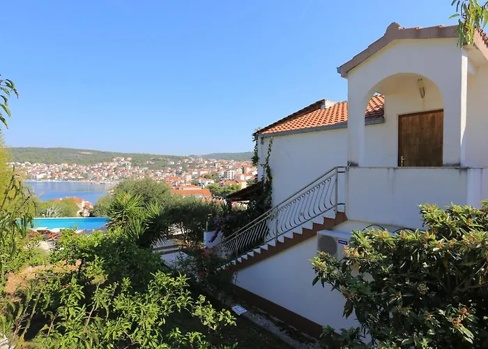 公寓 Family Friendly With A Swimming Pool Okrug Gornji, Ciovo - 16608 特罗吉尔