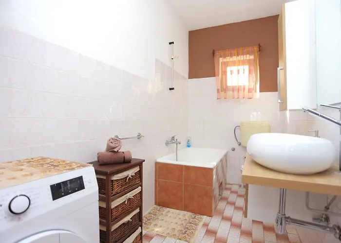 Family Friendly With A Swimming Pool Okrug Gornji, Ciovo - 16608 * 特罗吉尔