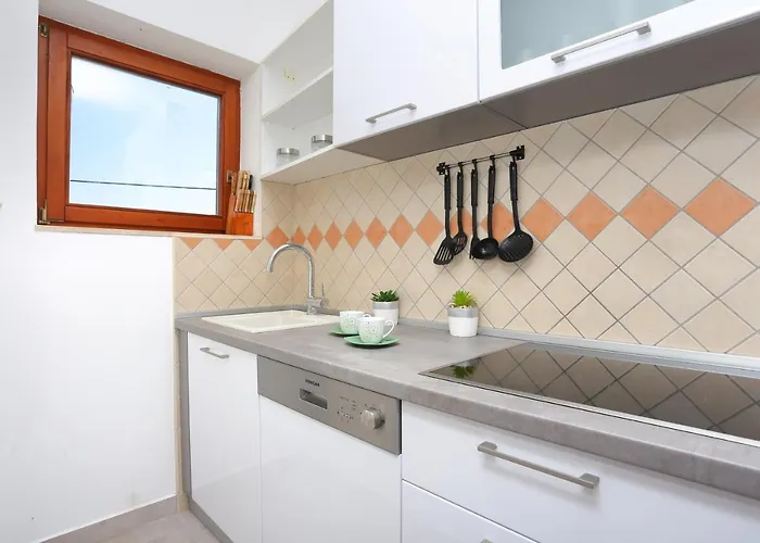 Family Friendly With A Swimming Pool Okrug Gornji, Ciovo - 16608 公寓 特罗吉尔